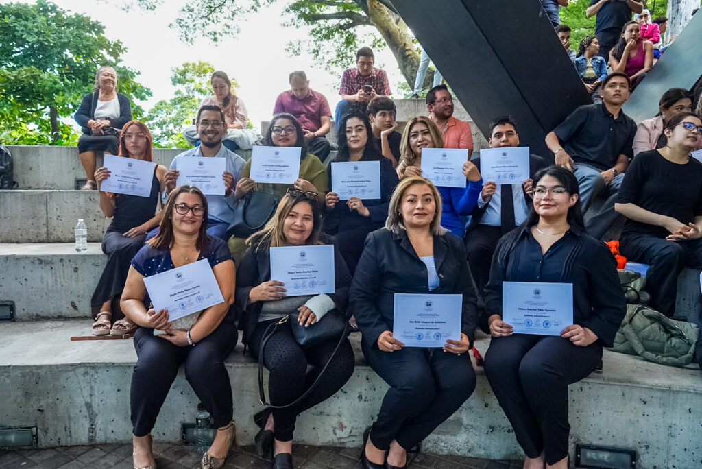 Más de 460 estudiantes fortalecen sus habilidades laborales tras graduarse del CFL