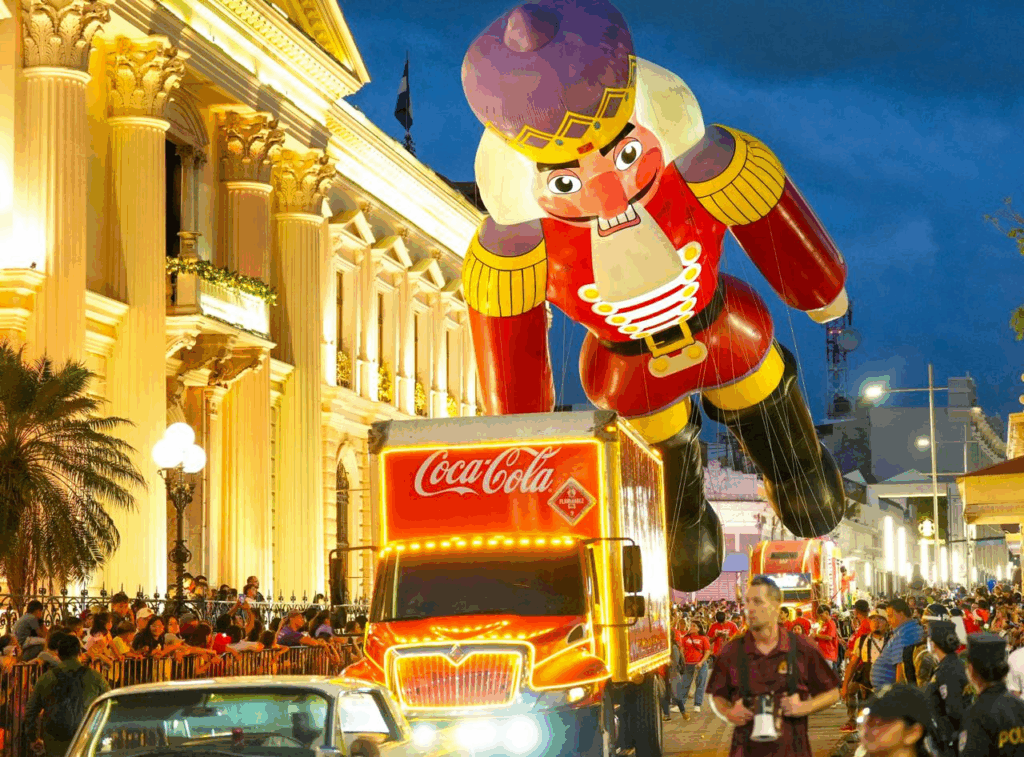 Caravana Coca-Cola reúne a miles de familias en una jornada festiva en el Centro Histórico de San Salvador