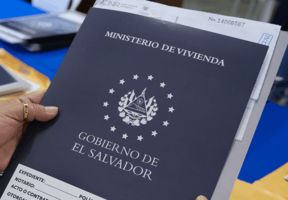 Entrega de escrituras beneficia a familias salvadoreñas con US$400,000