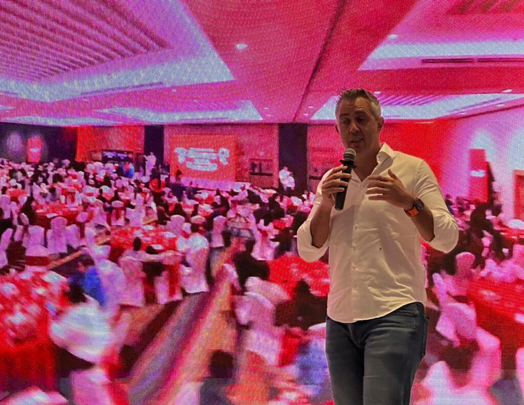 Claro El Salvador entrega 151 becas escolares en 2026