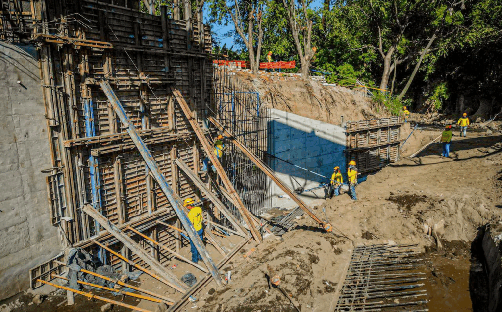 Avanza obra de nuevo puente tras colapso causado por lluvias en Colón