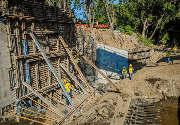 Avanza obra de nuevo puente tras colapso causado por lluvias en Colón