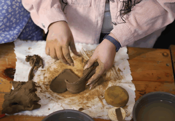 Taller vivencial enseñará técnicas de pintura decorativa en macetas de barro