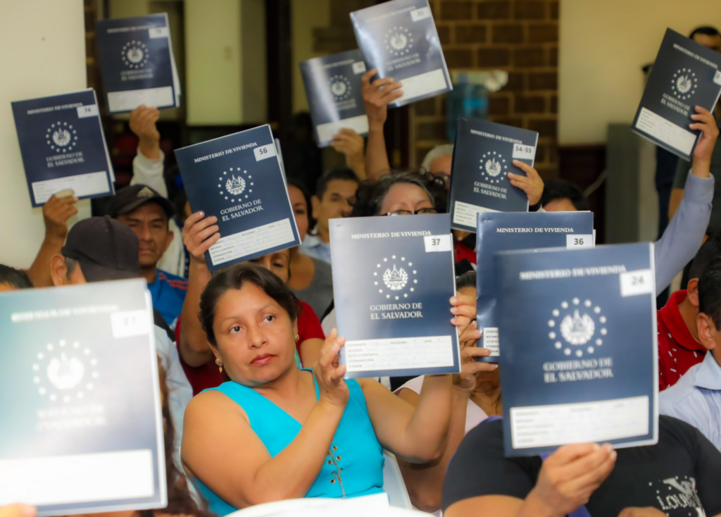 Entregan 137 escrituras tras recuperación de fondos para familias