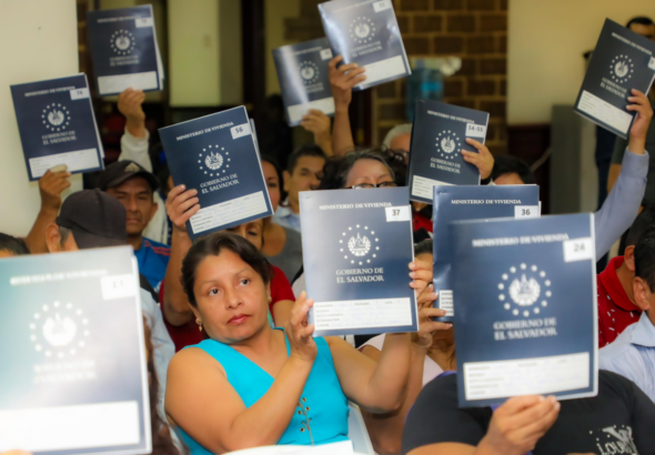 Entregan 137 escrituras tras recuperación de fondos para familias