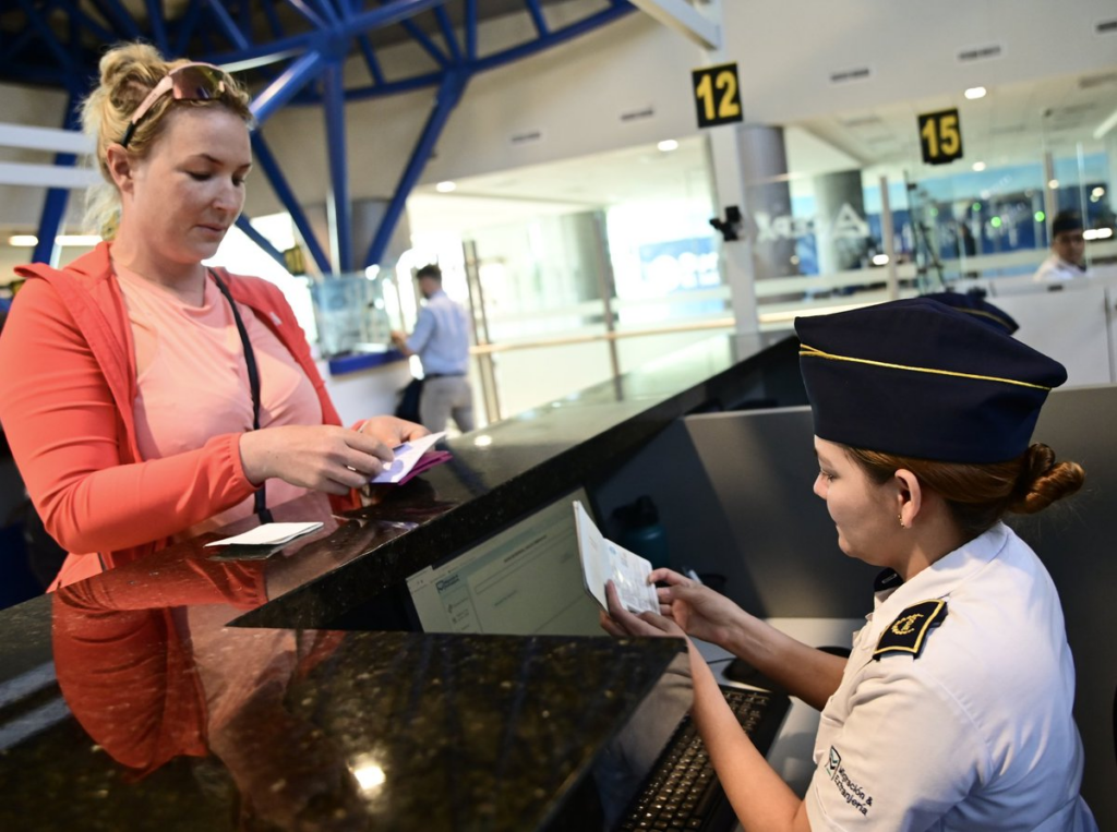 Aumenta el interés de ciudadanos extranjeros por residir e invertir en El Salvador