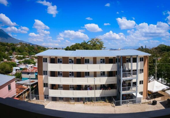 Entregan apartamentos a 80 familias que vivían en riesgo