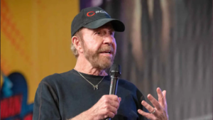 El actor Chuck Norris es hospitalizado tras emergencia médica en Hawái