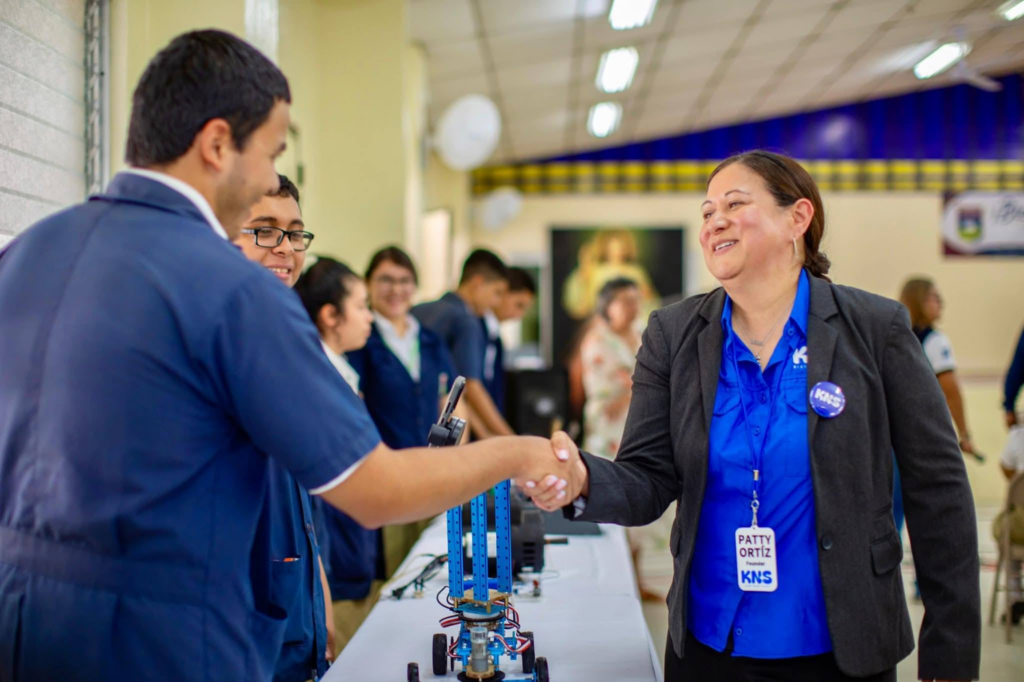 De la NASA a las aulas: una salvadoreña impulsa el interés por la ciencia en estudiantes