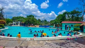 Familias disfrutan de espacios recreativos gratuitos con “Verano en Sívar”