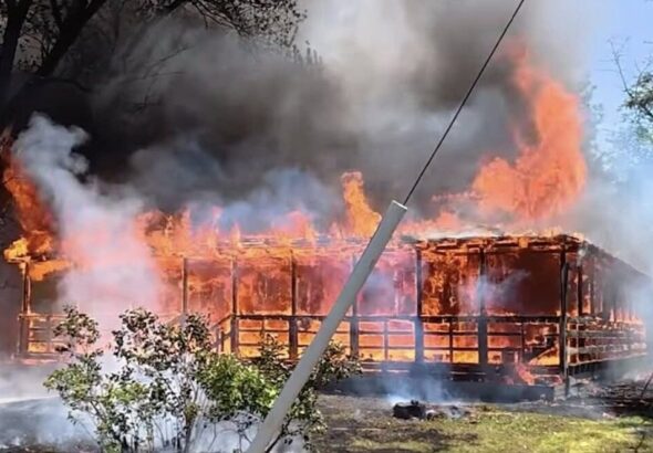 Bomberos controlan fuerte incendio en vivienda en Virginia