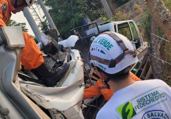 Aparatoso choque entre vehículos pesados y autobús deja una víctima mortal en Aguilares
