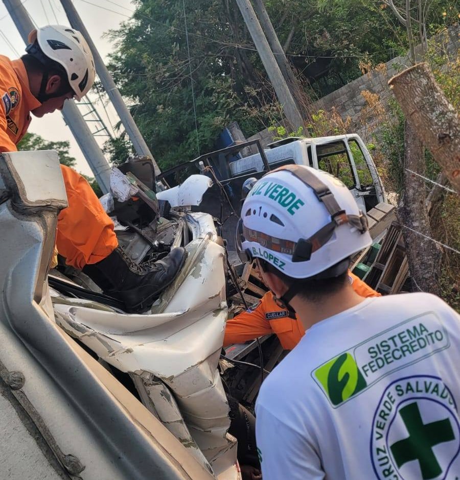 Aparatoso choque entre vehículos pesados y autobús deja una víctima mortal en Aguilares