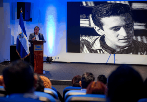 “Mi más hondo anhelo”: homenaje a Roque Dalton reúne escritos, fotografías y objetos personales en la BINAES