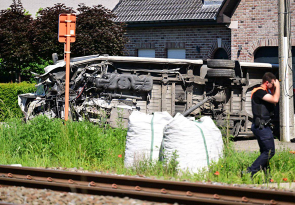 Autobús escolar es embestido por tren de alta velocidad en Bélgica: varios menores resultan heridos