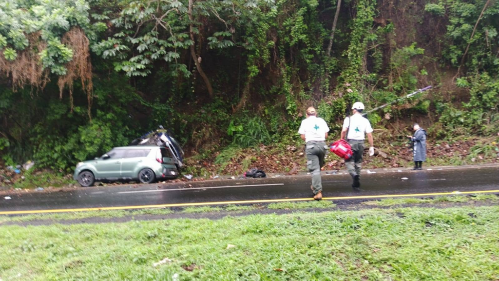 Accidente entre dos vehículos y una motocicleta genera emergencia en carretera a Cojutepeque