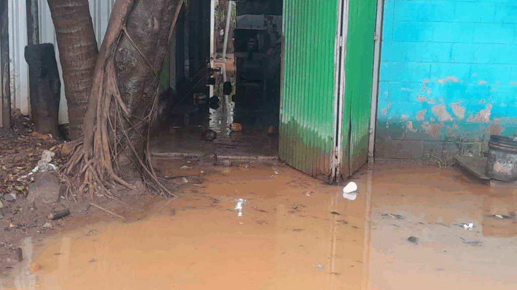 Inundaciones alcanzan viviendas en Playa San Diego, La Libertad