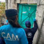 Personal de la Fuerza Naval colabora con habitantes de Acajutla ante riesgo por lluvias