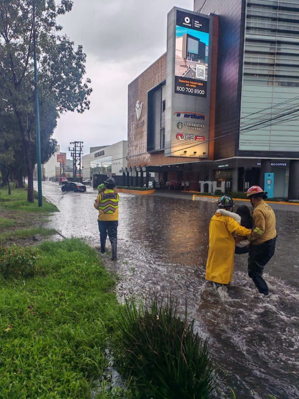 Encharcamientos movilizan a cuerpos de emergencia en Manuel Ávila Camacho, México