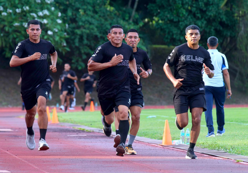Árbitros salvadoreños realizan pruebas físicas nacionales como parte de su preparación deportiva