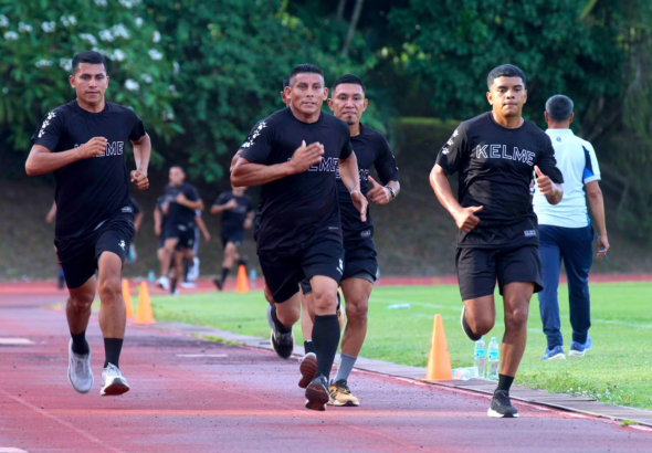 Árbitros salvadoreños realizan pruebas físicas nacionales como parte de su preparación deportiva