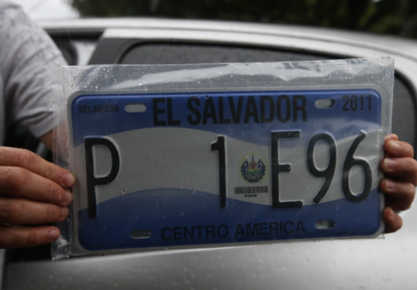 Proponen ampliar un año más la vigencia de las placas con formato 2011 en El Salvador