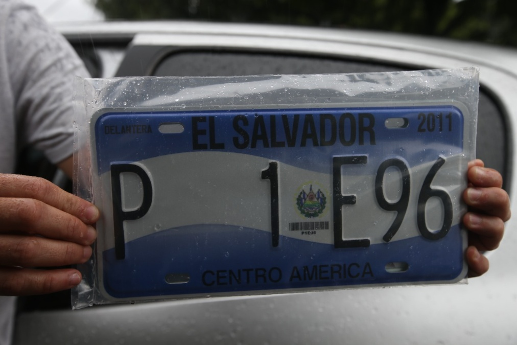 Proponen ampliar un año más la vigencia de las placas con formato 2011 en El Salvador