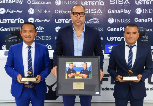 Iván Barton y David Morán reciben homenaje por poner en alto a El Salvador en el Mundial 2026