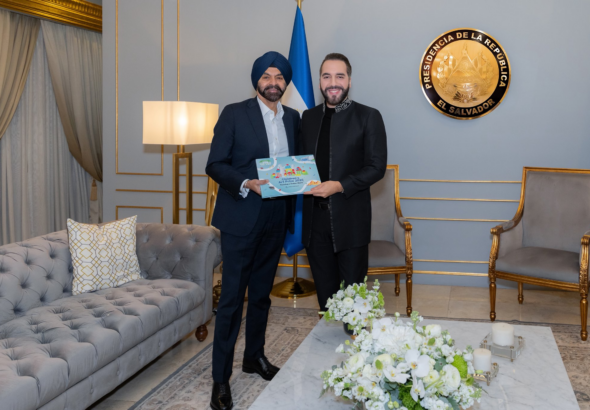 Presidente del Banco Mundial conoce proyectos de educación, salud y turismo durante visita a El Salvador