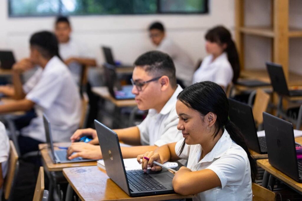 Estudiantes salvadoreños destacan en resultados de PISA for Schools