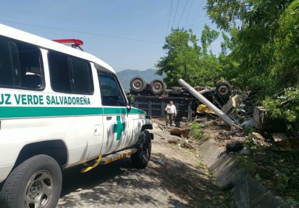 Conductor muere tras quedar atrapado en camión volcado en Apopa