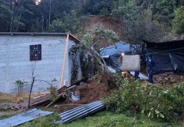 Deslizamiento de tierra destruye parte de una vivienda y atrapa a ocho personas