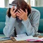 Deslizamiento de tierra destruye parte de una vivienda y atrapa a ocho personas